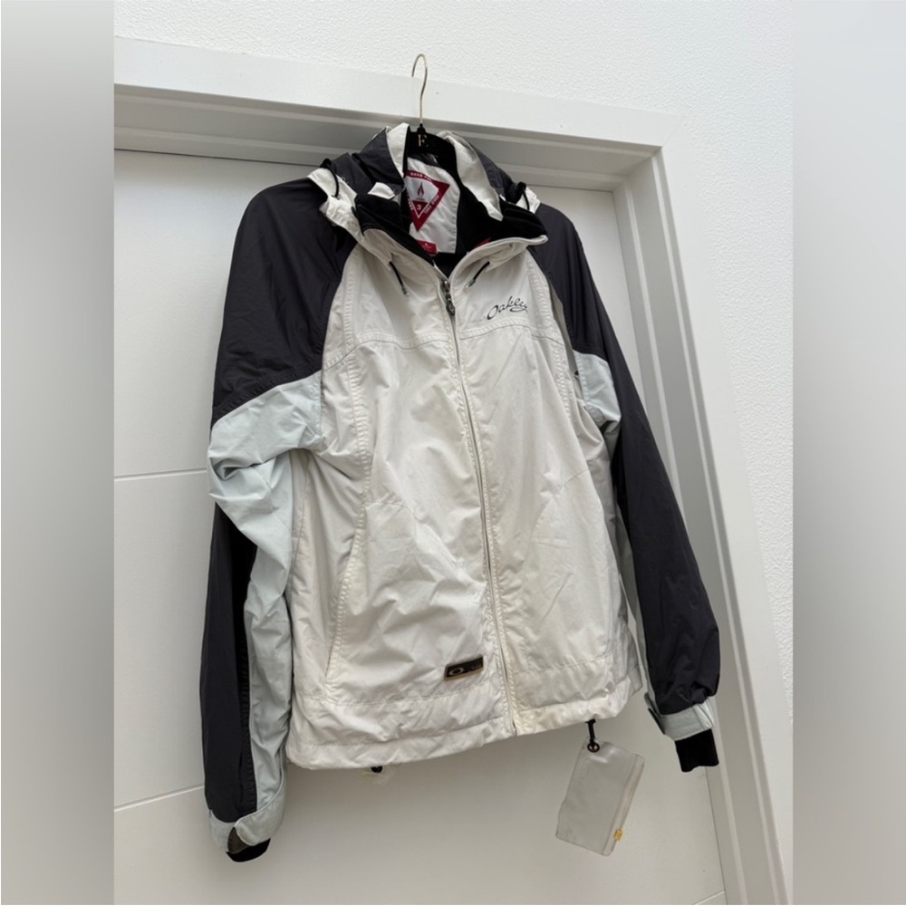 Vintage Oakley Women’s Snowboard Ski Jacket White Black Colorblock Hooded Size M - Picture 3 of 11